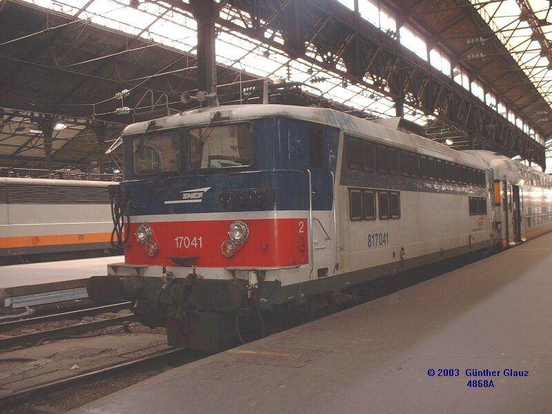 17 041 mit Doppelstockzug am 11.05.2003 in Paris St.Lazare.