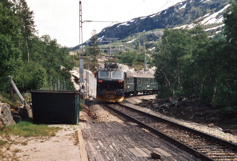 17 2227 auf der Flmsbahn am 11.6.2002 in Reinunga mit einem talwrts fahrenden Zug.