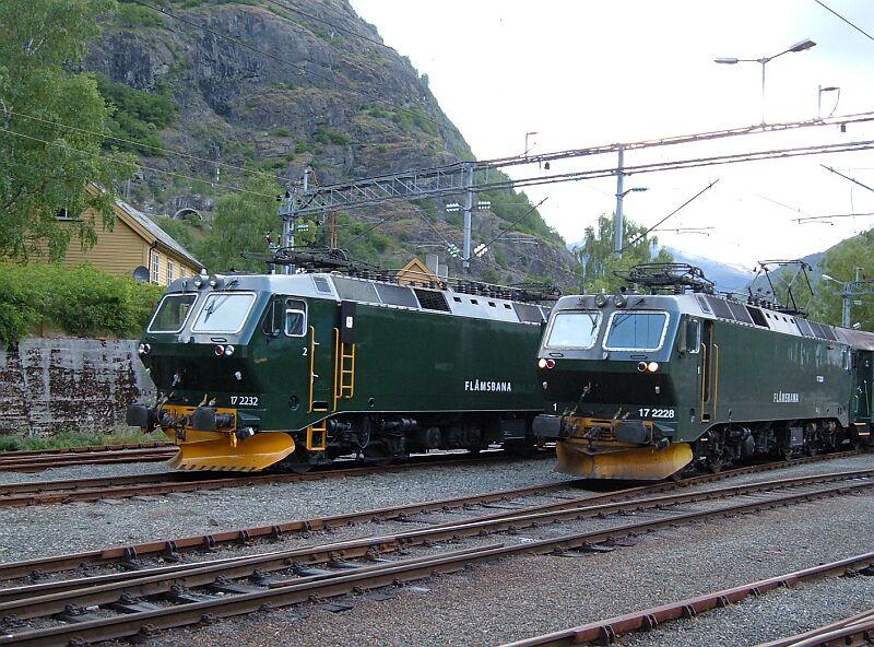 17 2228 mit 6-Wagenzug und  Sandwich-Lok  17 2231 sowie 17 2232 mit 6-Wagenzug und 17 2229 am Morgen des 14.06.2006 startbereit in Flam fr den tglichen Touristenansturm.
