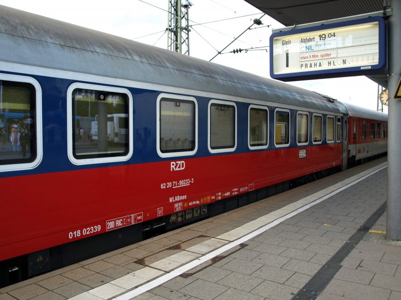 17. August 2008 am Bahnhof in Freiburg (Breisgau). Ein Kurswagen nach Moskau.