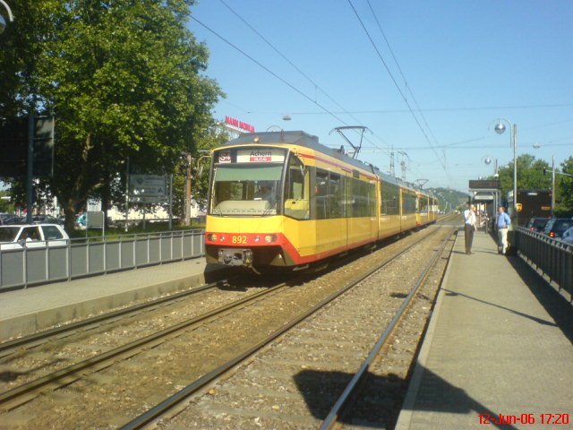 17. Juni 2006: Der Zweisystem-Stadtbahnwagen 892 der AVG ist an diesem Tag als Eilzug auf der S4 auf der Strecke Weinsberg - Achern eingesetzt. Hier ist der Eilzug gerade auf dem Weg nach Achern, als er die Haltestelle Weinweg in Karlsruhe durchfhrt.