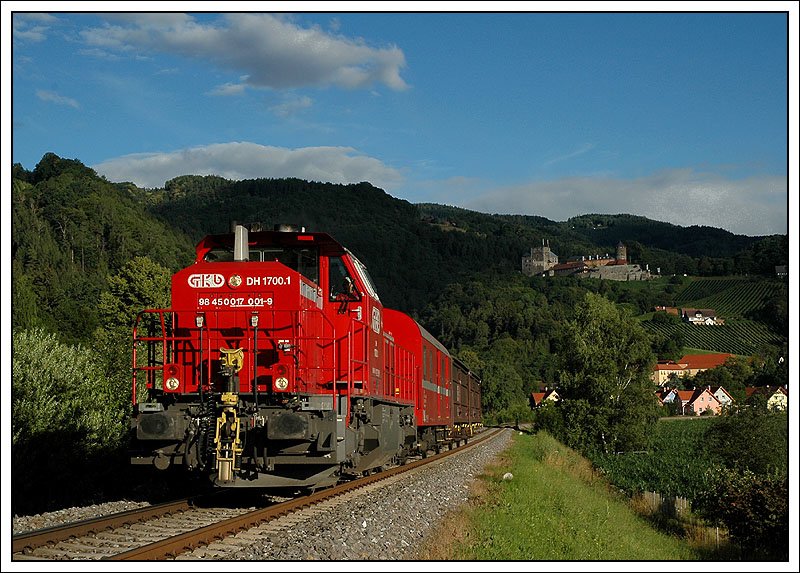 1700.1 bespannte am 6.7.07 den VG 71381 von Graz nach Wies-Eibiswald (mit Beistellung ins Ziegelwerk Gleinst�tten) und wieder retour. Die Aufnahme entstand kurz nach 7:00 auf der Leibenfelder H�he in Deutschlandsberg mit Blick auf die Burg Deutschlandsberg.