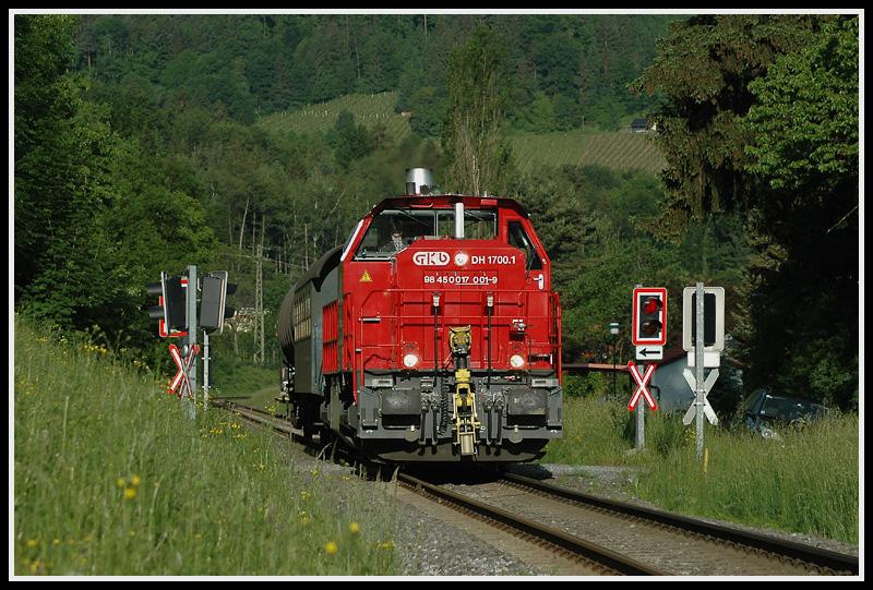 1700.1 (MaK G 1700 BB) der Graz-K�flacher Bahn und Busbetrieb GmbH (GKB) am 26.5.2006 beim Anstieg auf die  Leibenfelder H�he , kurz nach dem Bahnhof Deutschlandsberg mit ihrem G 71381