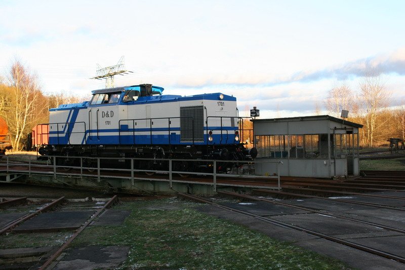 1701 der D & D modernisiert am 19.01.2007 in Stendal ehemals 202 351-3 steht im Bw Hagenow Land auf der Drehscheibe. 25.01.2007
