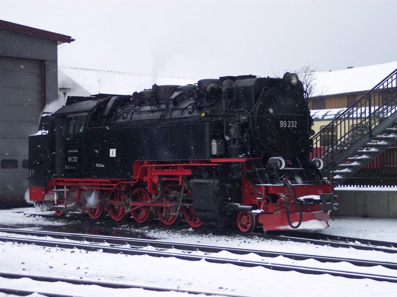 17.02.05 HSB 99222 vor dem Schuppen in Wernigerode