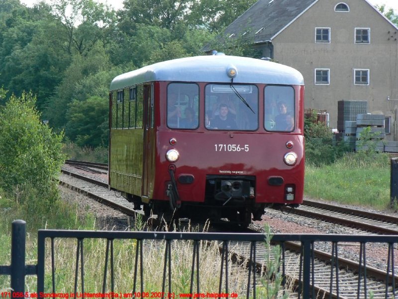 171 056-5 der Traditionsgemeinschaft Ferkeltaxi e.V. am 10.06.2007 bei der Einfahrt in Lichtenstein(Sachsen)
