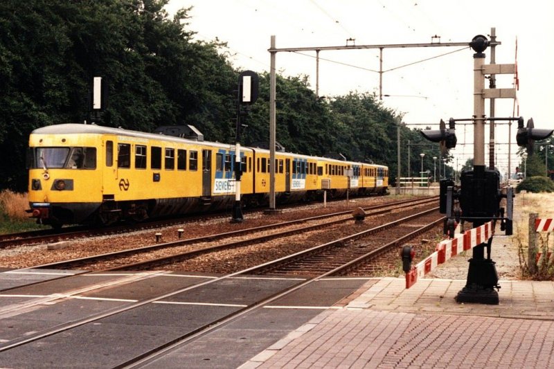 171 und 173 mit Regionalzug 7956 Almelo-Zwolle bei Wierden am 6-7-1994. Bild und scan: Date Jan de Vries.