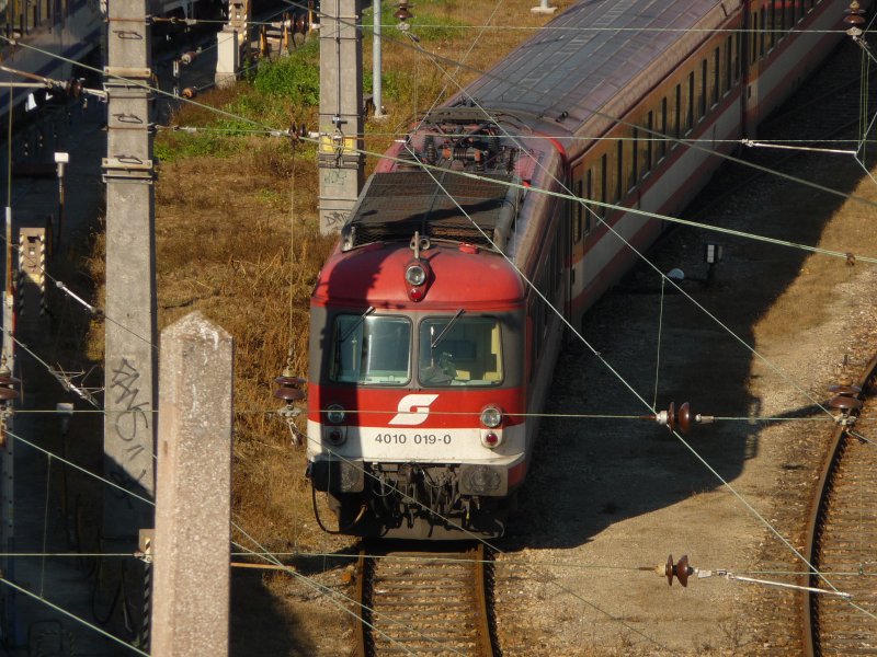 17.10.08: Seit etwa einer Woche ist eine ganze 4010-Garnitur mit dem Triebkopf 4010 019-0 im Floridsdorfer TS-Werk abgestellt.