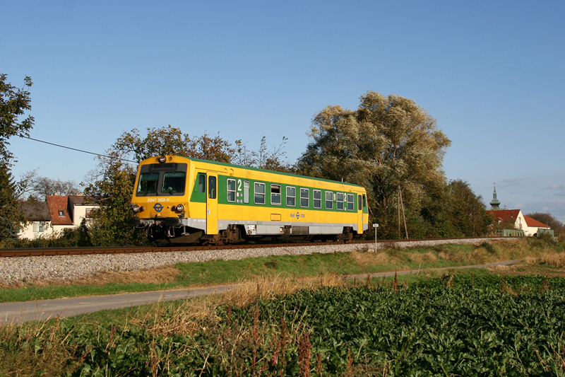 17.10.08 Viele denken, dass das Schweinbarter Kreuz nichts abwechslungsreiches zu bieten hat. Der hat sich aber geirrt! Es verkehren zwar nur Triebw�gen der Baureihe 5047, doch diese m�ssen ja nicht unbedingt das Einheitskleid der �BB tragen. Auch die GySEV Version verschl�gt es einmal hier her. Der 5047 502 als R 7245 von Gro� Schweinbarth nach Obersdorf.