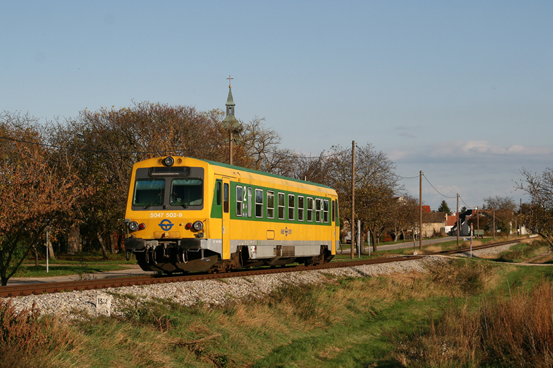 17.10.08 Viele denken, dass das Schweinbarter Kreuz nichts abwechslungsreiches zu bieten hat. Der hat sich aber geirrt! Es verkehren zwar nur Triebw�gen der Baureihe 5047, doch diese m�ssen ja nicht unbedingt das Einheitskleid der �BB tragen. Auch die GySEV Version verschl�gt es einmal hier her. 5047 502 f�hrt wieder retour, diesmal als R 7248 von Obersdorf nach Sulz Museumsdorf.