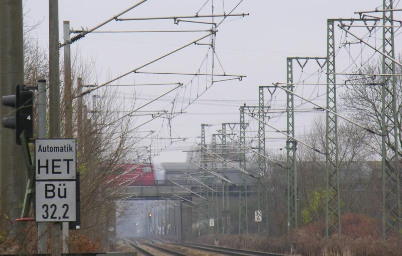 17.11.2005: Strecke Berlin - Magdeburg beim B� km 32,2 mit Blick in Richtung Magdeburg. 800 m im Hintergrund die �berf�hrung des Berliner Au�enringes mit einem G�terzug in Richtung Seddin. Die unteren beiden Streckengleise mu�ten wegen der nachtr�glichen Elektrifizierung erheblich abgesenkt werden, was man deutlich erkennen kann.