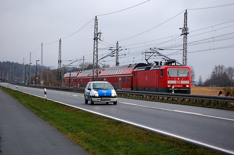 17.11.2007 143 564-3 mit RE9 von Sassnitz nach Rostock hat den Bf.Lietzow verlassen.Hier auf dem Damm, welcher den Jasmunder Bodden teilt.