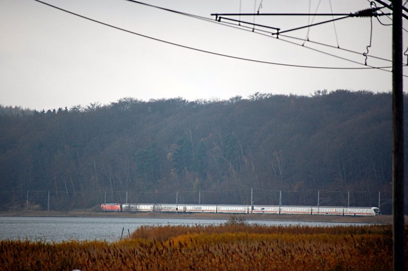17.11.2007 ein IC nach Binz unterwegs am kleinen Jasmunder Bodden entlang kurz vor Lietzow.