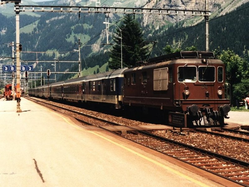 175 Re 4/4 der BLS mit Regionalzug Spiez-Brig auf Bahnhof Kandersteg am 19-07-1995. Bild und scan: Date Jan de Vries.