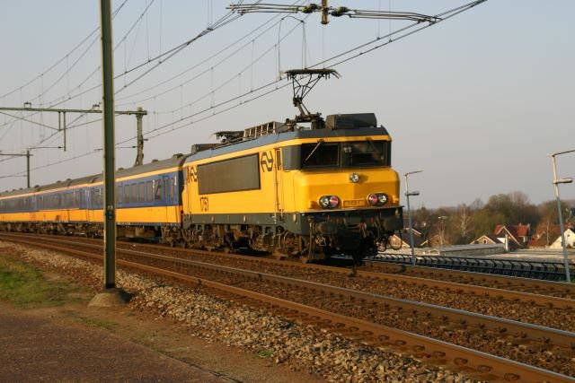 1751 schiebt einen Regionalzug nach Lent; 01.04.2007