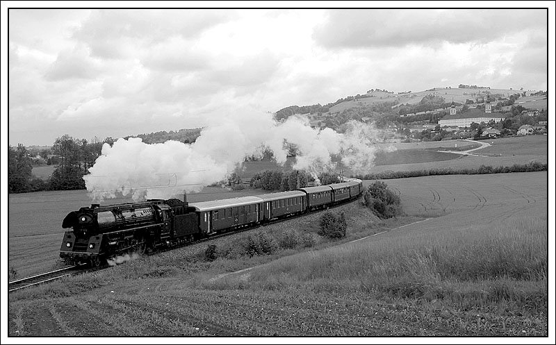 17.5.2007: Die Schwarzweisversion des E 16273 von Salzburg nach Graz zu den Feierlichkeiten  150 Jahre Sdbahn , aufgenommen beim Schlierbacher Bogen an der Phyrnbahn. Bespannt wurde der Zug von der GEG Lok 01.533.