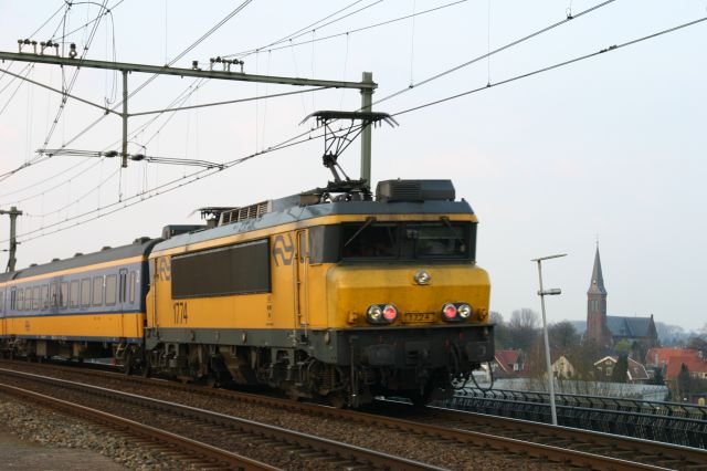 1774 schiebt einen Nahverkehrszug von Nijmengen nach Arnheim und wird in kurzer Zeit die Station Lent anfahren; 31.03.2007