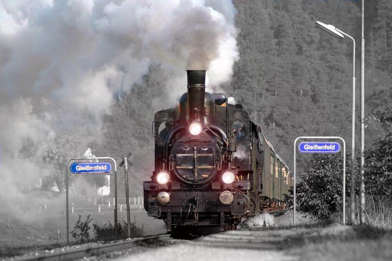 17c 372 und 52.4984 am 16.10.2005 mit ihrem Dampfsonderzug bei der Durchfahrt in Gleisenfeld auf der Wechselstrecke