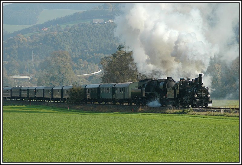 17c 372 und 52.4984 am 16.10.2005 mit ihrem Dampfsonderzug von Wien nach Hartberg kurz vor Aspang auf der Wechselstrecke.