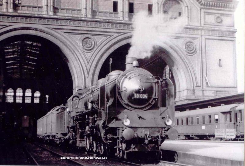18 004 im Anhalter Bahnhof Berlin. Das Aufnahmedatum ist leider unbekannt. Wer nhere Angaben hierzu machen kann, darf mir das gerne mitteilen.
Bildrechte: m.renner.berlin@web.de