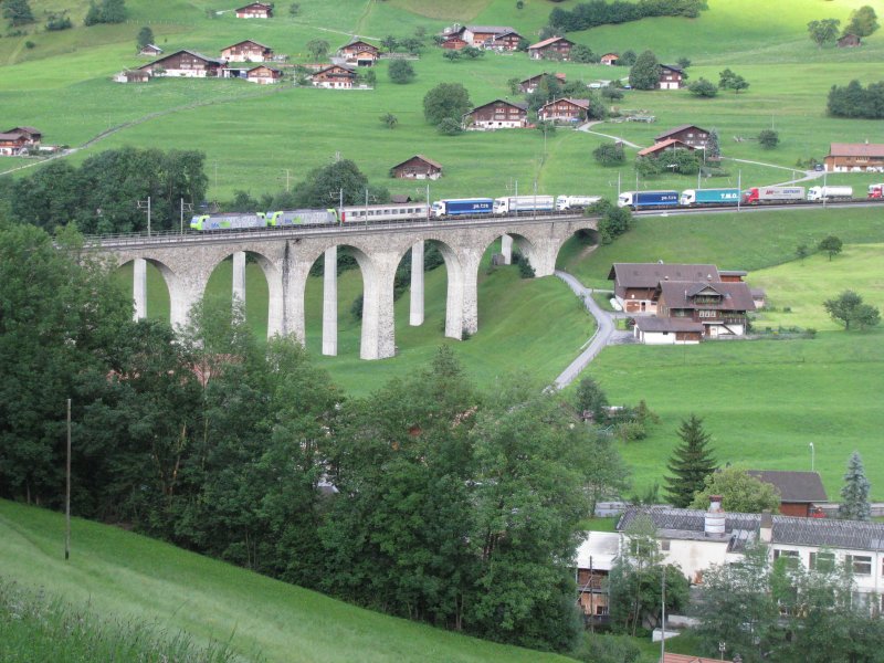  18-07-2009. Zwei BLS 485 in Doppeltraktion mit einem Rollenden Landstrassen auf den Kanderviadukt bei Frutigen
