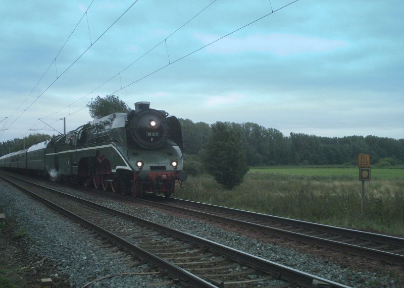 18 201 am 03.09.2006 in Hhe Peine auf falschem Gleis
Richtung Dampflokfest Osnabrck