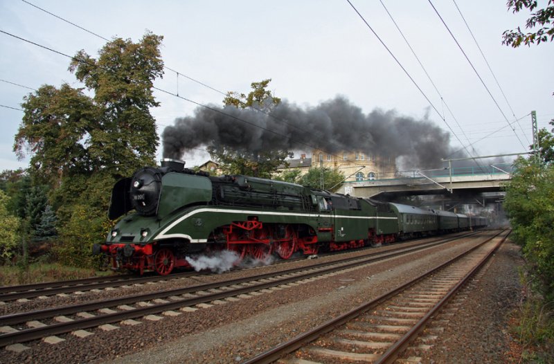 18 201 ist am 03.Oktober 2009 mit einem Sonderzug der Berliner Eisenbahnfreunde in Richtung Leipzig unterwegs. Hier durchfhrt der Zug am Vormittag Delitzsch.