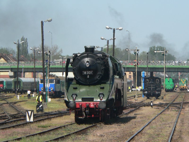 18 201 auf der Dampflokparade in Wolsztyn. An der eigentlichen Parade, bei der die Loks einzeln und zusammengekoppelt hin- und herfahren, nahm sie leider nicht teil. 2.5.2009