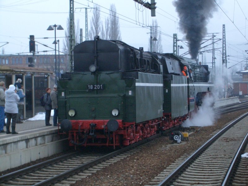 18 201 im Bahnhof Saalfeld/ Saale vor dem Ankuppeln an den Zug am 18.03.2006 bei einer Sonderfahrt