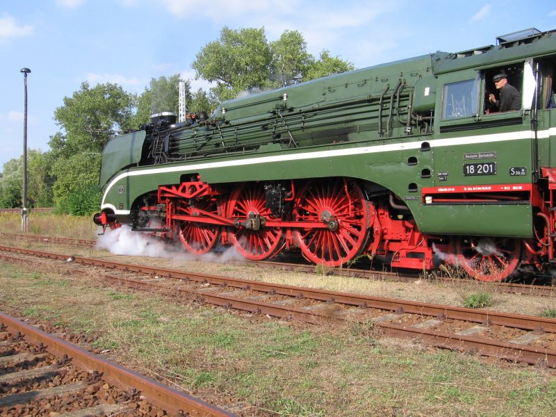 18 201 bei der Vorbeifahrt whrend der Lokparade 2006 im ehem. Bw Schneweide