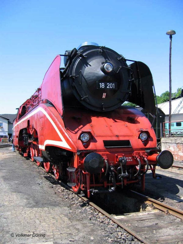18 201, damals noch in rot, zur Fahrzeugschau am 18.06.2005 (ex  Tag des Eisenbahners ) im Bw Nossen. Damals war ein Verkauf der schnellsten betriebsfhigen Dampflok der Welt ins Ausland zu befrchten.
