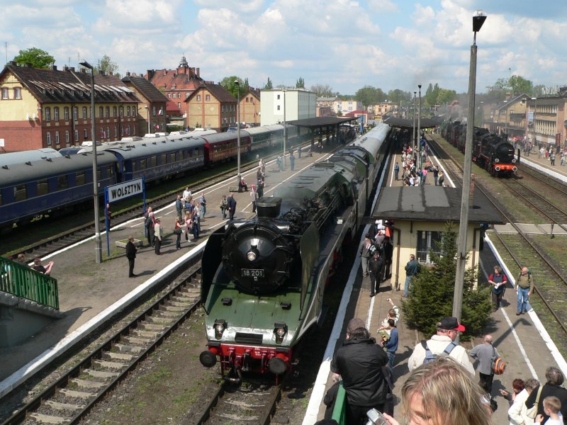 18 201 mit ihrem Sonderzug aus Cottbus ist in Wolsztyn angekommen. Die Lok nimmt kurz spter an der Parade teil. 3.5.2008