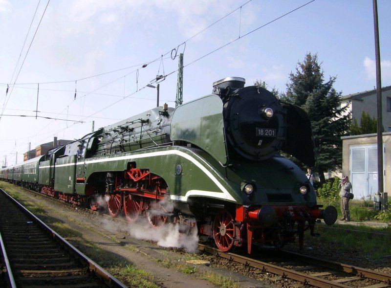 18 201 mit LDC-Sonderzug nach Wolsztyn am 03.05.2008 im Bahnhof Guben 