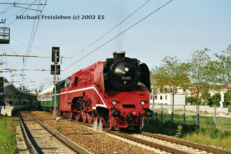 18 201; Mit SZ bei der Ausfahrt aus dem Bhf. Floridsdorf; 01-05-2002