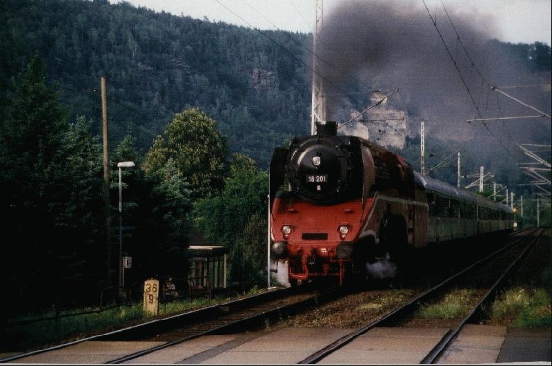 18 201 in rubinroter Frbung  bei Wehlen im Elbsandsteingebirge.Anlass der Sonderfahrt nach Decin war das DresdenerDampflokfest 2002