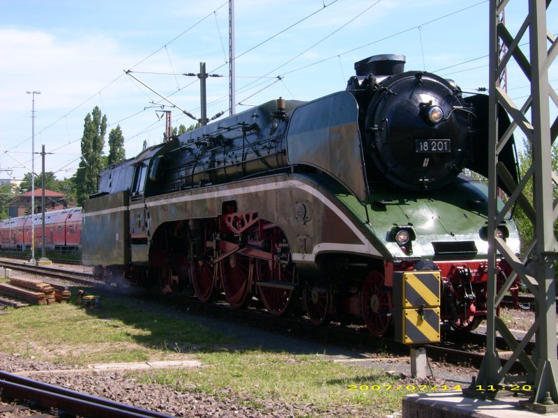 18 201 steht am 14.07.07 auf dem Gelnde des Bw Halle/Saale. Zum Sommerfest war sie extra angereist und somit auch ein Highlight.