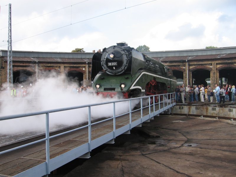 18 201 verlt die Drehscheibe in Schnerweide, 1.10.2006
