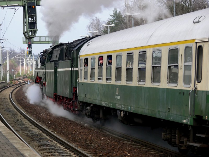 18 201 verlsst unter Volldampf das Elbtal, mit einem Sonderzug nach Grlitz im Zuge des Dampfloktreffens 2009. Aufgenommen am 22.03.2009 im Bahnhof Dresden-Klotzsche.