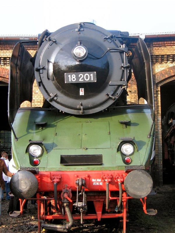 18 201 vor dem Lokschuppen im ehem. Bw Schneweide, 2006