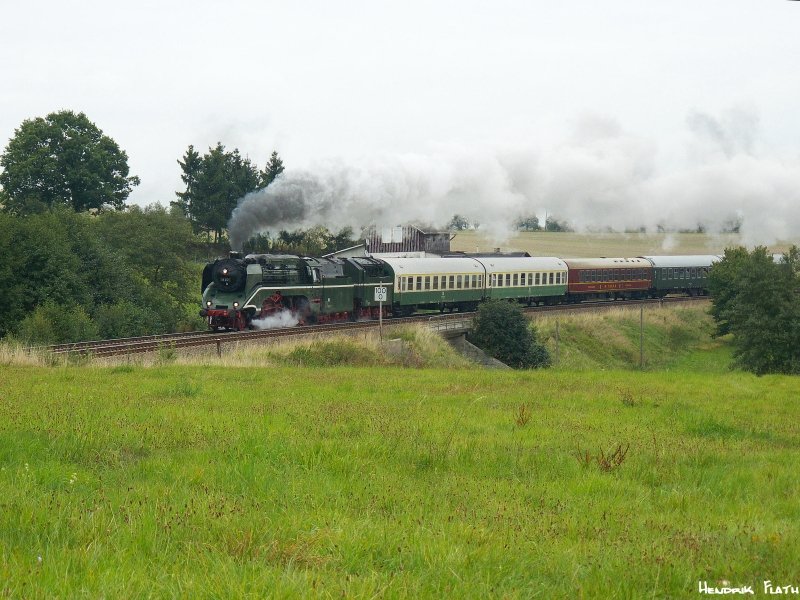 18 201 war am 20.09.2008 mit einem Sonderzug von Nossen ber Chemnitz nach Neuenmarkt-Wirsberg unterwegs. Aufgenommen in Limbach/Vogtl. 