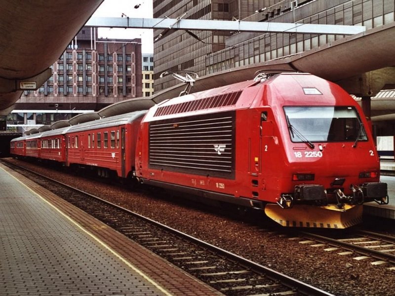 18 2250 mit Zug 207 Oslo-Gjvik auf Bahnhof Oslo am 11-7-2000. Bild und scan: Date Jan de Vries.