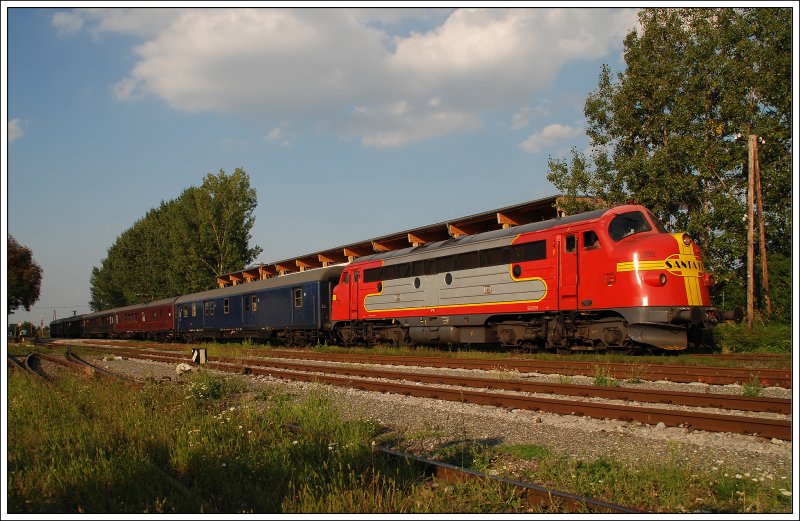 18 mm Version des Sonderzug D 16749 von Augsburg nach Sopron, bespannt mit V 170.1125 (MY 1125) der Firma Eichholz Rail GmbH am 21.8.2009 beim Fotohalt in Traiskirchen/Aspangbahn. 