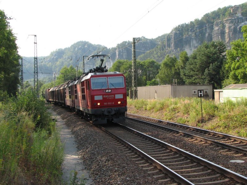 180 002 und 372 009  mit Gterzug in Kurort Rathen (27.07.2006)