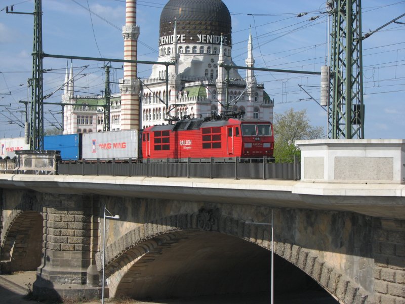 180 002-8 mit einem Containerzug auf der Marienbrcke im Hintergrund ist die Yenidze zu sehen.21.04.07.