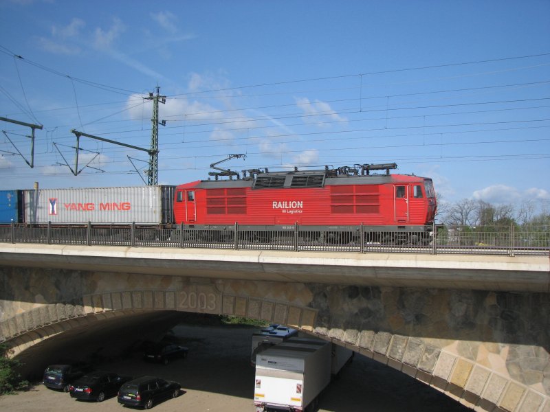 180 002-8 war mit ihrem Containerzug Richtung Bahnhof Dresden-Neustsdt auf der Marienbr�cke unterwegs.21.04.07