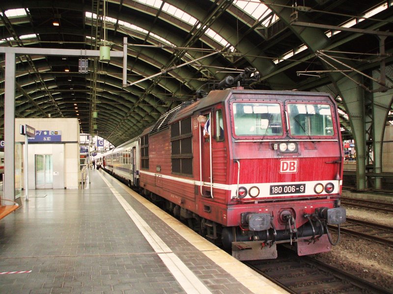 180 006-9 mit EC 47 nach Warschau in Berlin Ostbahnhof