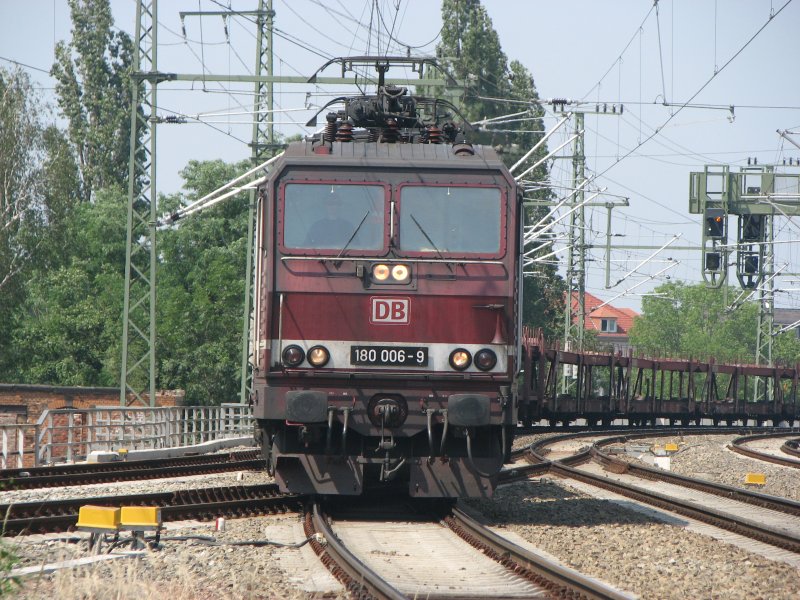 180 006-9 ist mit einem Gterzug bestehend aus leeren Autotransportwagen Richtung Decin unterwegs.25.05.07