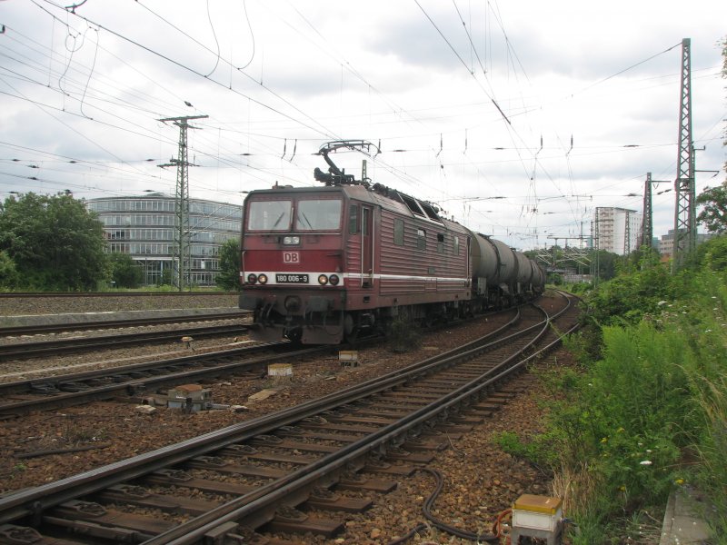 180 006-9 ist mit einem Kesselwagenzug unterwegs zum G�terbahnhof Dresden.07.07.07.