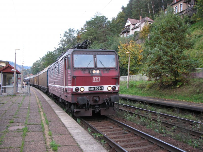 180 006-9 ist mit gemischten Gterzug Richtung Dresden unterwegs hier bei der Durchfahrt von Wehlen(Sachs).06.10.07.
