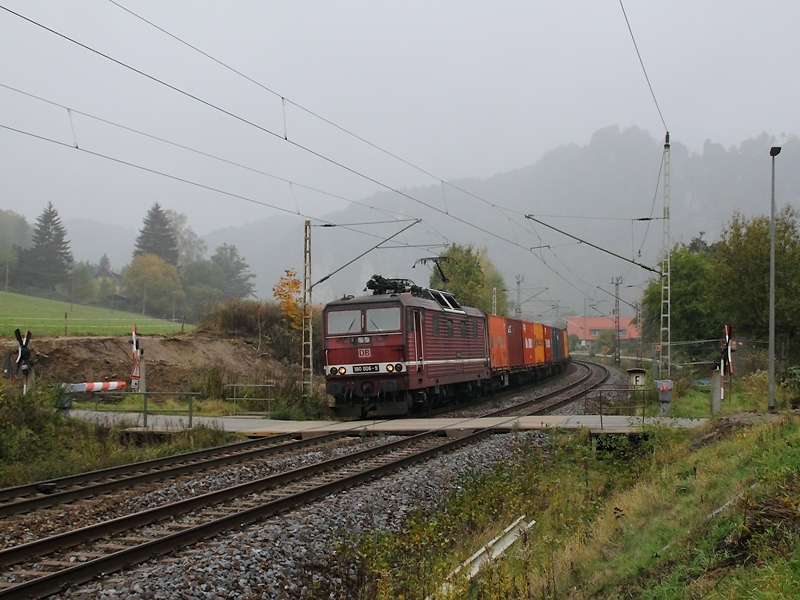 180 006-9 zieht am 24.10.2009 einen Containerzug Richtung Tschechien. Auffllige Erdbewegungen am B deuten wohl auf einen baldigen Austausch der Anlage hin.